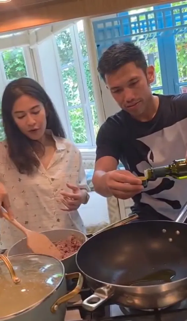 Dian Sastrowardoyo dan Indra memasak bersama