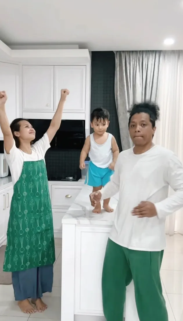 Indah Permatasari, Arie Kriting, dan anaknya 