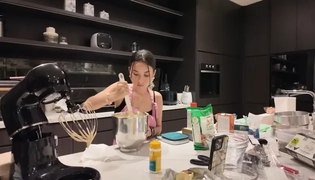 Jennifer Coppen masak di dapur