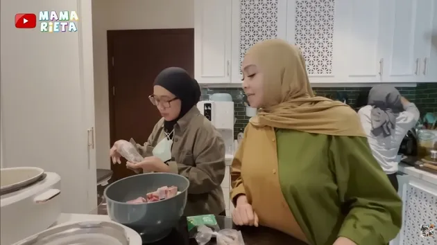 Desain Cabinetry Atas dengan Detail Kisi-Kisi Dekoratif