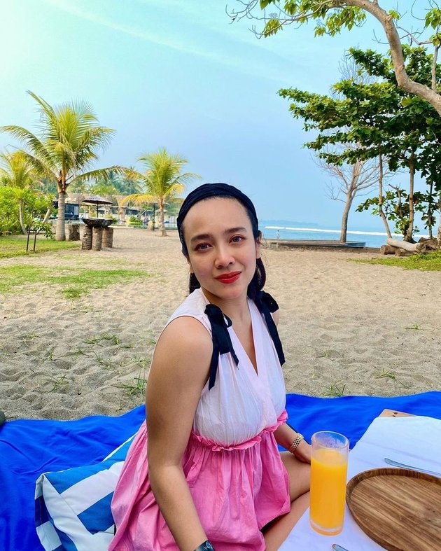 Portrait of Dea Ananda and Her Child Wearing Swimsuits on Vacation, Postpartum Slim Body Becomes the Highlight