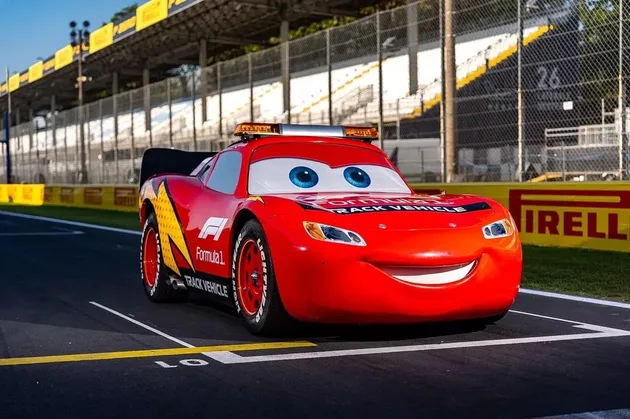 Lightning McQueen muncul di sirkuit Monza