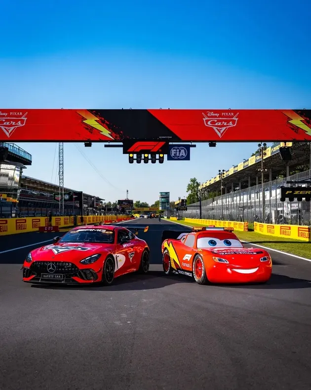 Lightning McQueen bersanding dengan mobil F1