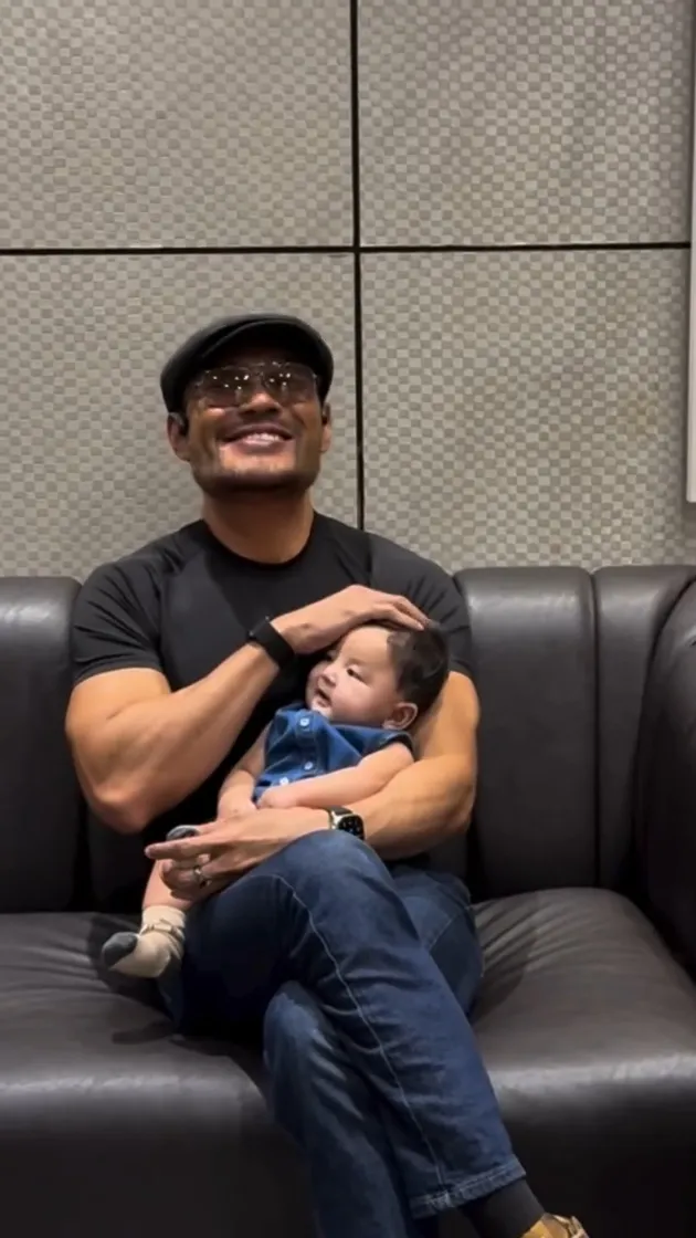 Deddy Corbuzier pangku Baby Andrew 