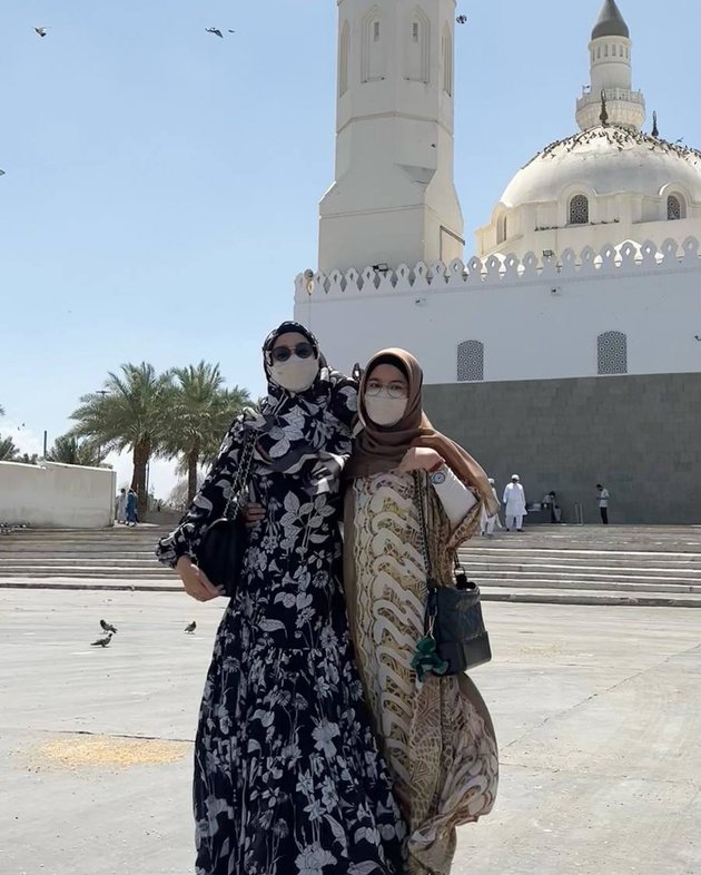 Potret Desy Ratnasari Umrah Bareng Putri Semata Wayangnya, Netizen Ikut