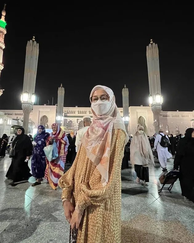 Desy Ratnasari Umrah Bareng Anak Ramadan