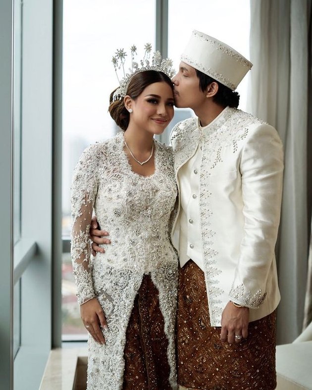 Pada hari Sabtu (3/4) kemarin, Aurel Hermansyah akhirnya resmi menikah dengan Atta Halilintar. Penampilan anggun dan mewah dari bintang cantik itu begitu menarik perhatian.