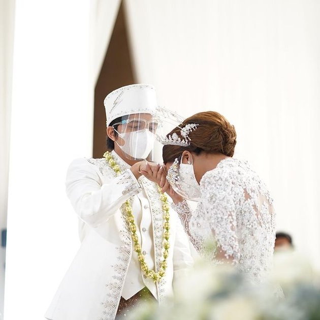 Portrait of Aurel Hermansyah's Detailed Kebaya at the Wedding Ceremony with Atta Halilintar, So Elegant and Super Luxurious!