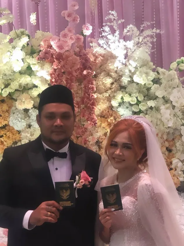 Lindi &amp; Virgoun pamer buku nikah