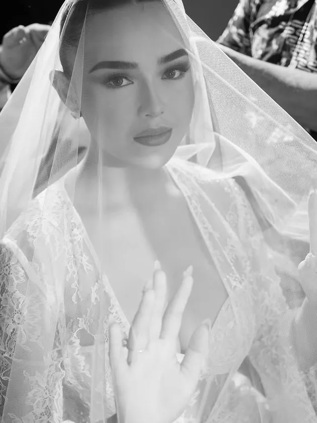 Amanda Manopo pakai wedding robe