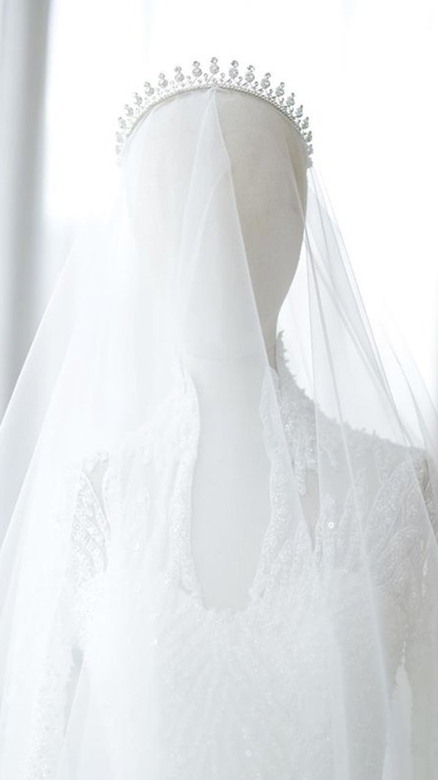 Portrait Detail of Atries Angel's Wedding Dress, Beautifully Imitating Kate Middleton's Style