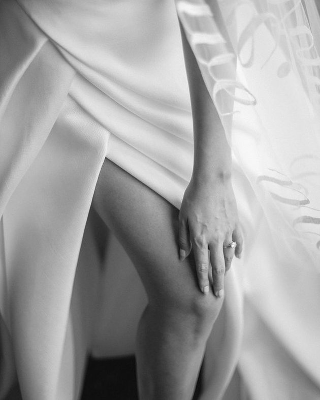 Portrait of Jessica Iskandar's Detailed Wedding Dress, Bold Oblique High Slit Style - Showing Off Her Long Legs