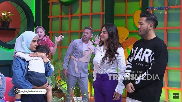 Terbaru, Dewi Perssik diduga menyindir Lesti & Rizky Billar dalam sebuah acara talkshow. Dikutip dari YouTube TRANS TV OFFICIAL, Dewi Perssik yang jadi host di acara tersebut sedang mewawancarai bintang tamu. 