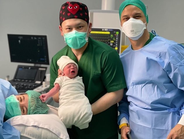 Portrait of the Moments of the Birth of Lucky Perdana and Lidi Brugman's Second Child, Full of Happiness