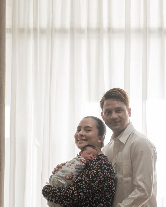 Portrait of the Moments of the Birth of Lucky Perdana and Lidi Brugman's Second Child, Full of Happiness