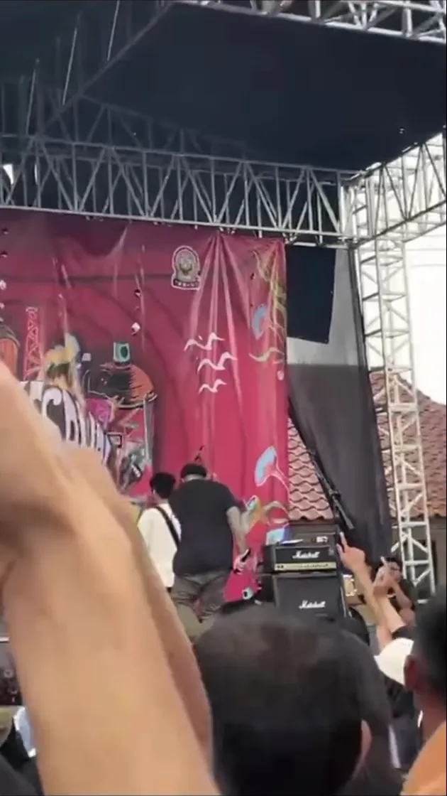 Detik-detik Virgoun Menangis Saat Manggung