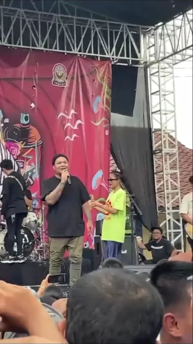 Detik-detik Virgoun Menangis Saat Manggung