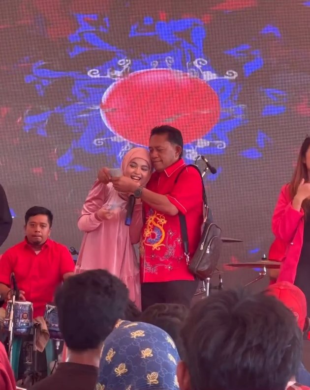 Portrait of the Moment Putri Isnari is given money by Haji Alwi while Mangung, Netizens: Masha Allah Dream In-Laws