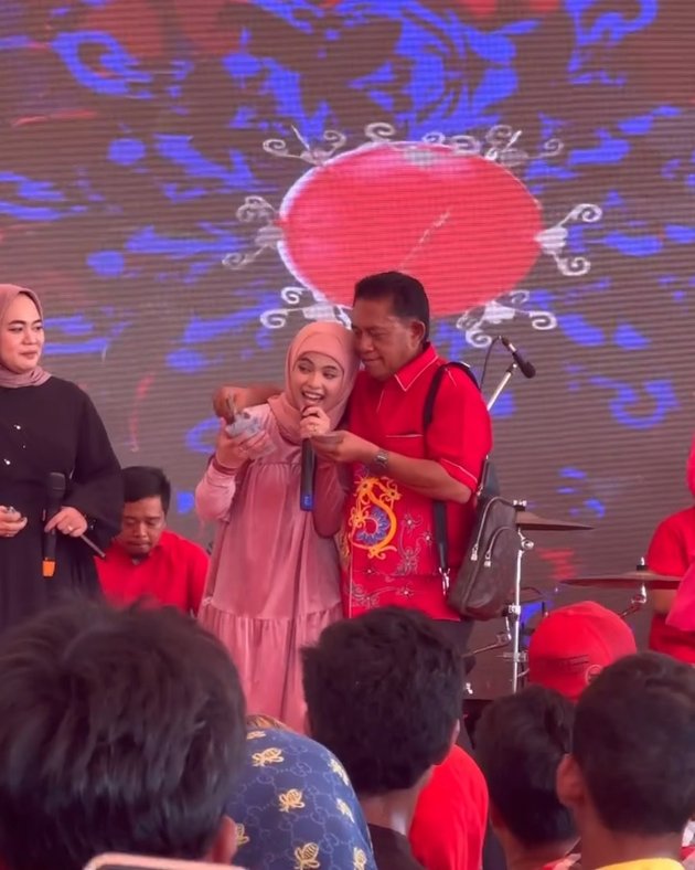 Portrait of the Moment Putri Isnari is given money by Haji Alwi while Mangung, Netizens: Masha Allah Dream In-Laws