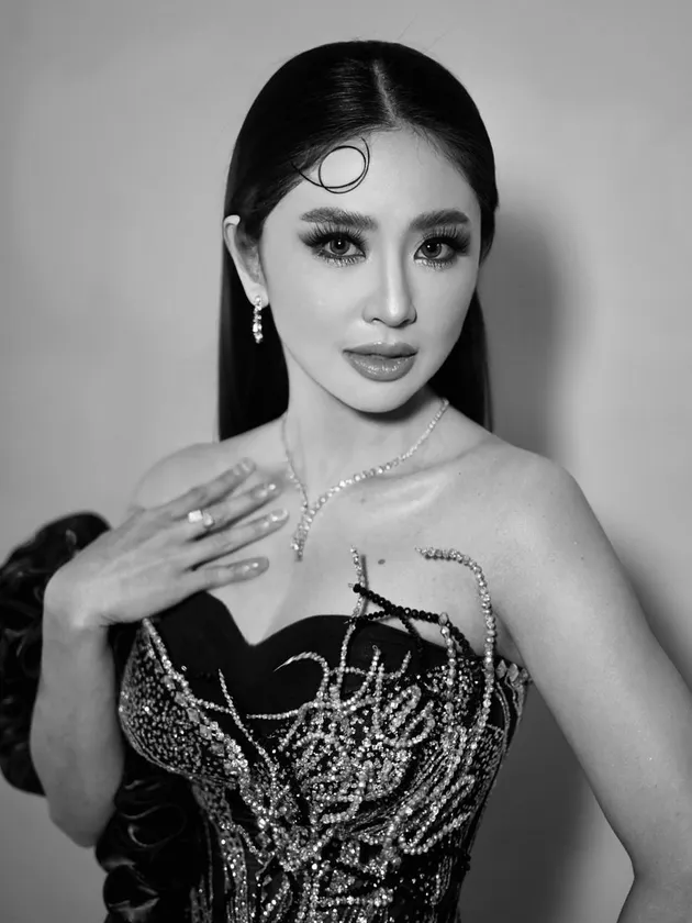 Dewi Perssik Dipuji Netizen