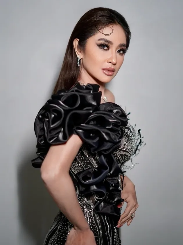 Dewi Perssik di D&#039;Academy 7