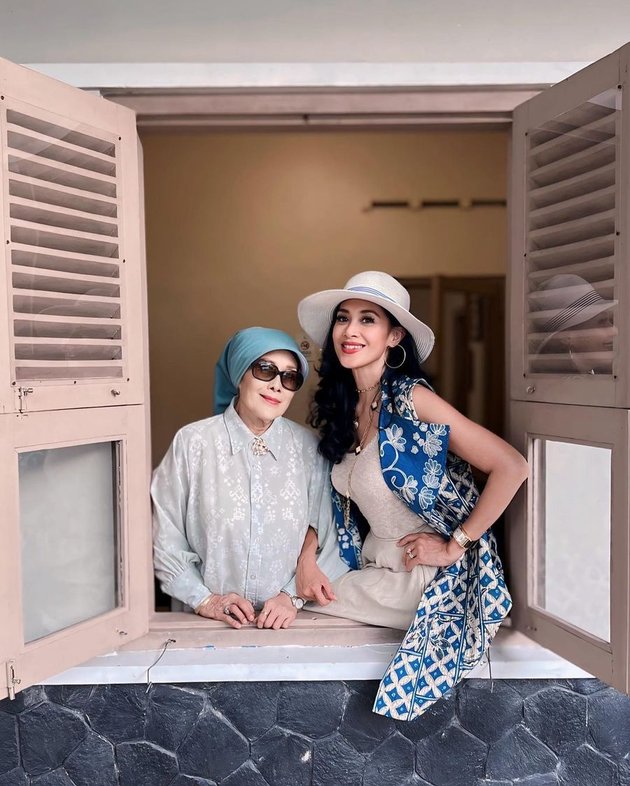 Portrait of Diah Permatasari Visiting Solo City, Meeting Her Mother - Visiting Mangkunegaran Temple