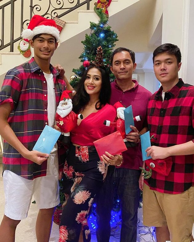 Photos of Diah Permatasari Celebrating Christmas with Husband and Children, Harmonious Interfaith Marriage