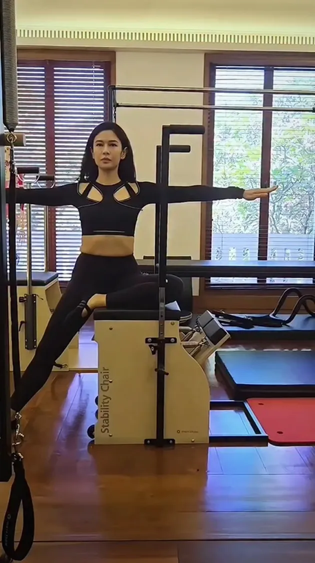 Potret Dian Sastrowardoyo Tunjukkan Aksinya Saat Pilates
