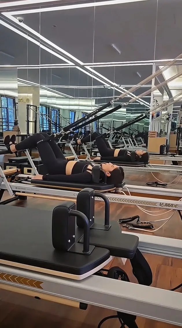 Atasan Long Sleeve dengan Detail Cut-Out yang Modern