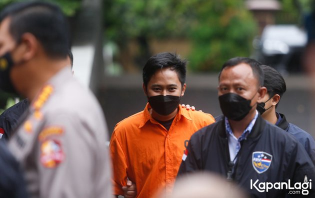 Doni Salmanan dihadirkan di depan awak media kala Bareskrim Polri menggelar jumpa pers terkait kasus dugaan penipuan binnary option dan tindak pidana pencucian uang yang dilakukan afiliator asal Bandung tersebut.
