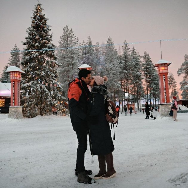 Portrait of Donna Agnesia and Darius Sinathrya Celebrating 14 Years of Marriage, Still Romantic and Sweet Until Now