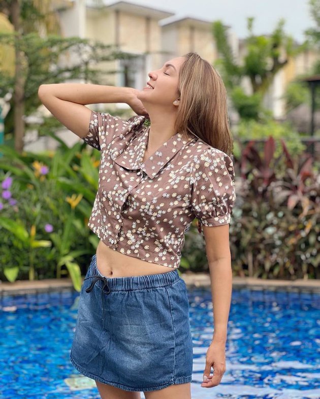 Donna Agnesia's Portraits Getting Slimmer at the Age of 43, Not Hesitant to Show Off Her Flat Stomach - Making Netizens Jealous