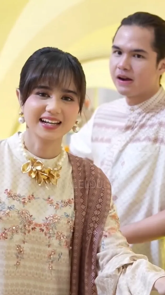 Tissa Biani Menyapa Penonton di Awal Pemotretan