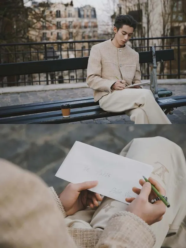 Dylan Wang duduk dan menulis