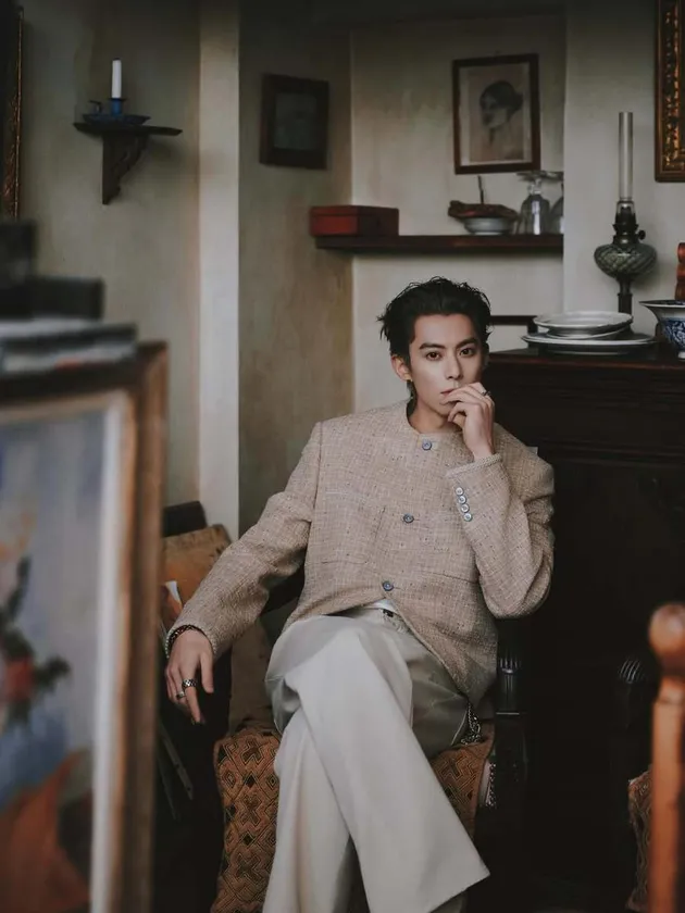 Dylan Wang pose duduk