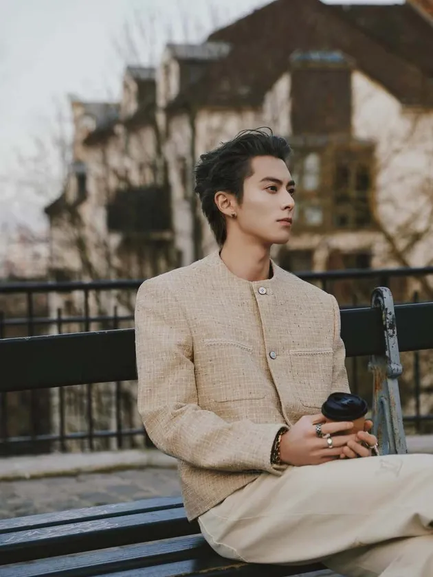 Dylan Wang pose melamun
