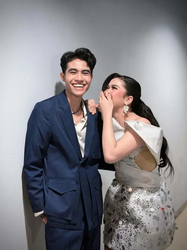 Eby dan Zahra DA7 tampil mesra.