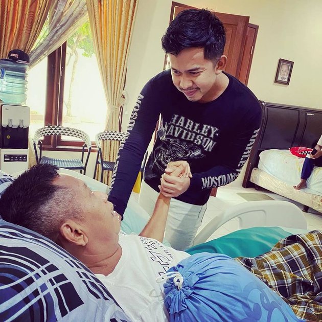 Portrait of Ega Prayudi Visiting & Taking Care of Tukul Arwana, Not Forgetting the Father's Service Despite Having an Important Position in the Police