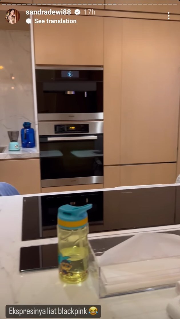 Adorable Expression of Mikhael Moeis Who Doesn't Blink Watching BLACKPINK Video, Watching in a Luxury Kitchen!