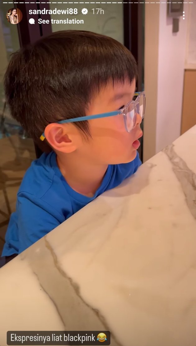 Adorable Expression of Mikhael Moeis Who Doesn't Blink Watching BLACKPINK Video, Watching in a Luxury Kitchen!
