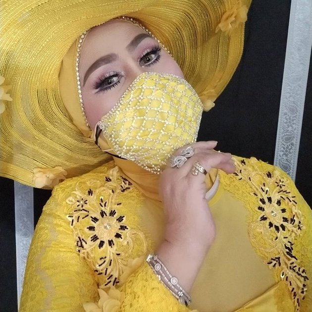 Portrait of Elvy Sukaesih Wearing Glamorous and Unique Costumes at the Age of 69, Still Exist as the Queen of Dangdut