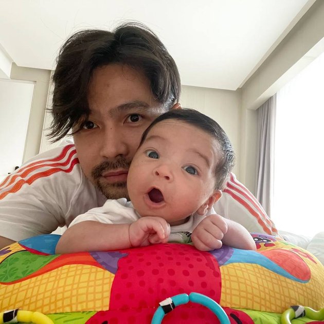 Portrait of Erick Iskandar Taking Care of Baby Aizen, Hot Papa Who is Said to Resemble His Child