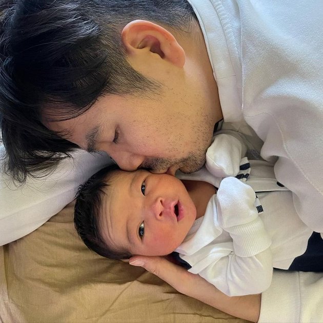 Portrait of Erick Iskandar Taking Care of Baby Aizen, Hot Papa Who is Said to Resemble His Child