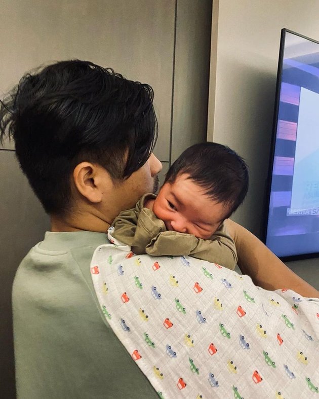 Portrait of Erick Iskandar Taking Care of Baby Aizen, Hot Papa Who is Said to Resemble His Child