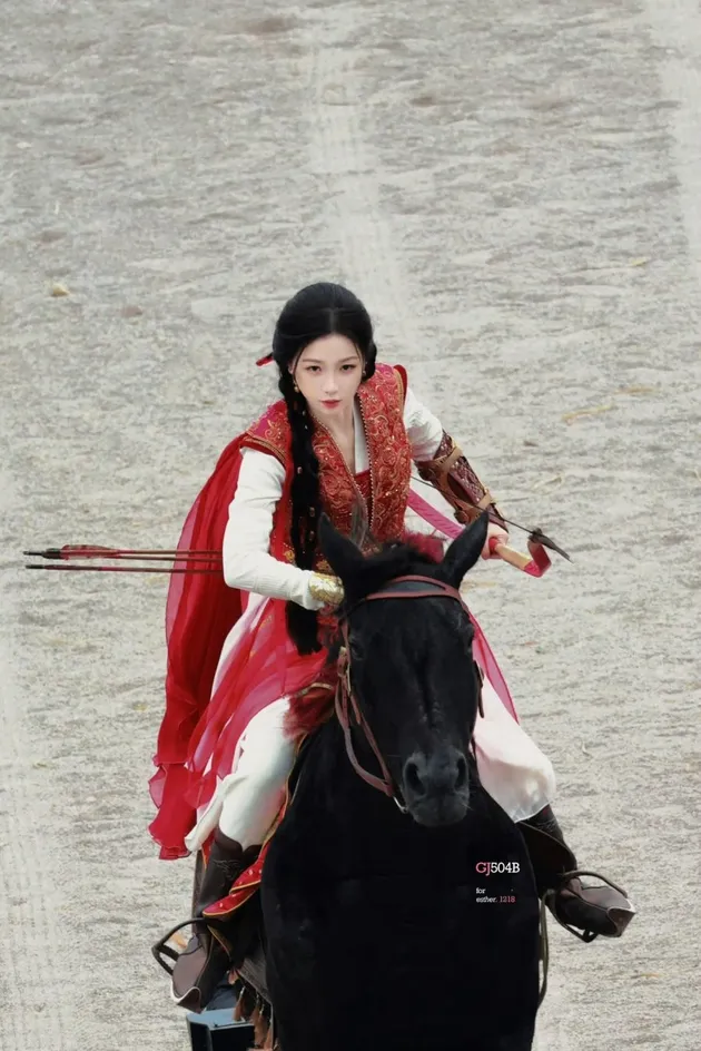 Esther Yu keren saat menunggang kuda