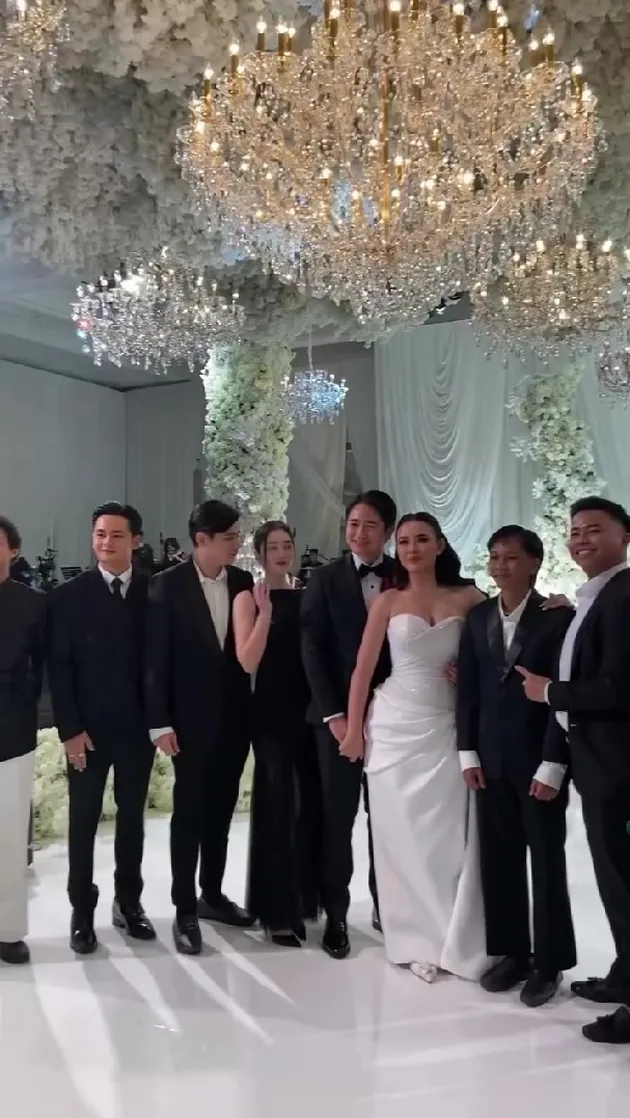 Amanda Ajak Fajar Berfoto Bersama