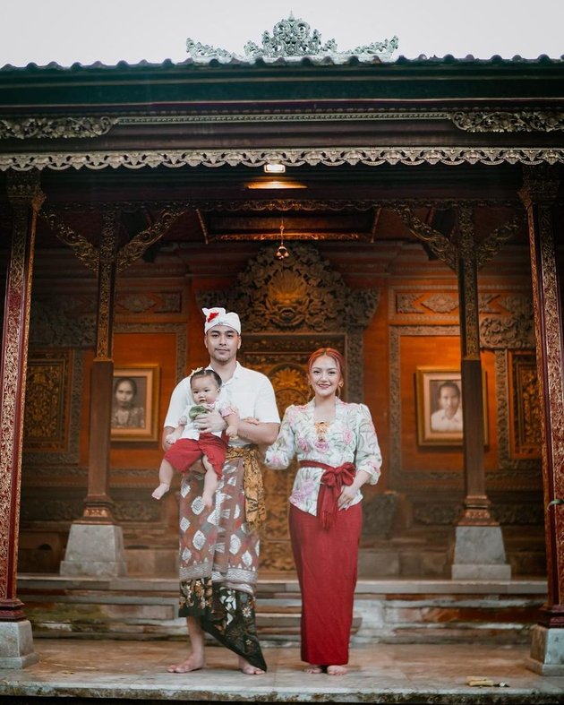 Tampil berbeda, kali ini Sibad, Krisjiana dan putri cantik mereka, Xarena dipotret mengenakan busana Adat Bali.