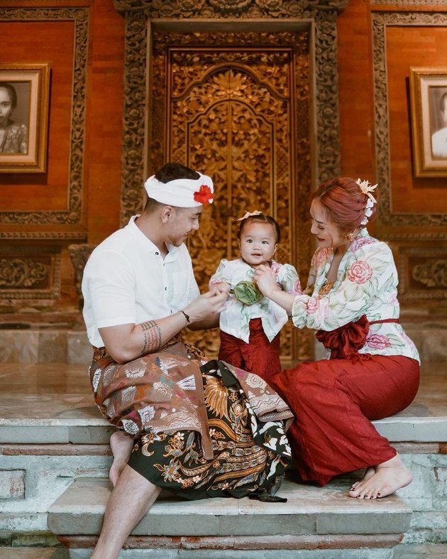 Portrait of Family Photoshoot Siti Badriah and Krisjiana Baharudin Wear Balinese Traditional Clothing, Adorable Appearance of Baby Xarena Becomes the Highlight