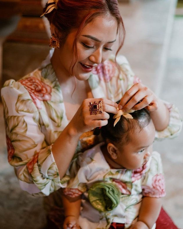 Portrait of Family Photoshoot Siti Badriah and Krisjiana Baharudin Wear Balinese Traditional Clothing, Adorable Appearance of Baby Xarena Becomes the Highlight