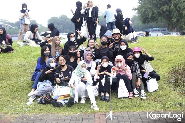 Unique and Exciting Portraits of ARMY Before Suga BTS's Concert in ICE BSD, Someone Wore a Wedding Dress!